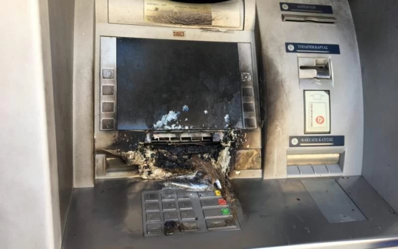 Θεσσαλονίκη: Νέα εμπρηστική επίθεση – Φωτιά σε διπλωματικό όχημα και δύο ΑΤΜ
